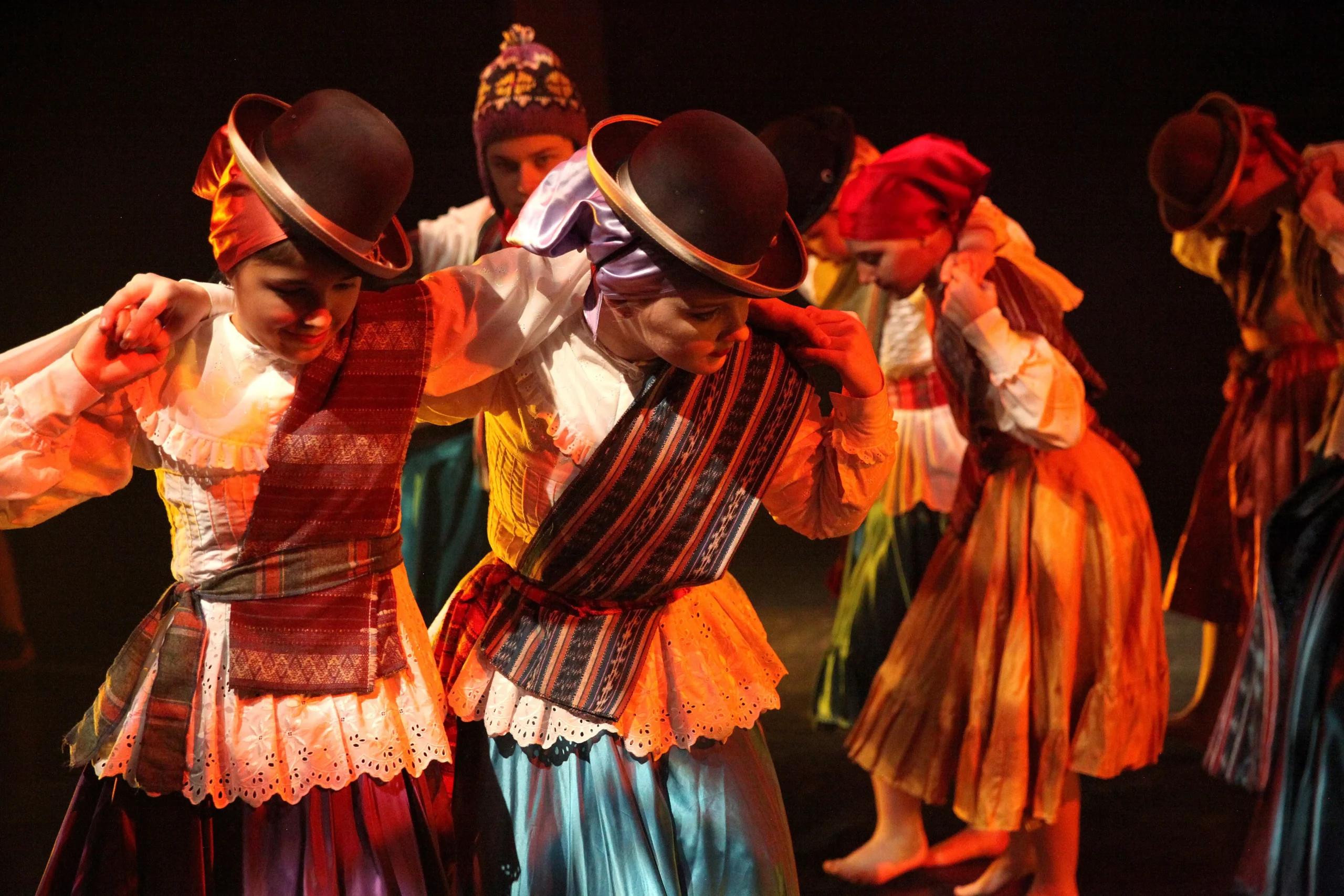 Vestimenta en el Carnavalito: Una Guía Completa - Cómo es la vestimenta del Carnavalito cruceño carnavalito descripcion grafica de vestimenta - Cómo es la vestimenta del Carnavalito cruceño